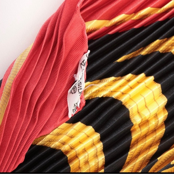 Hermes “Le Tiger Royal” Plisse Silk Twill Scarf with Box - Picture 5 of 5